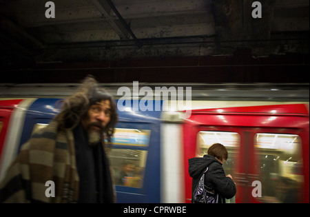 Die Obdachlosen in der Metro und RER (Geschwindigkeit Vorort Zug.  Blau, weiß, rot, Heimatlose Wanderer in der RER Stockfoto