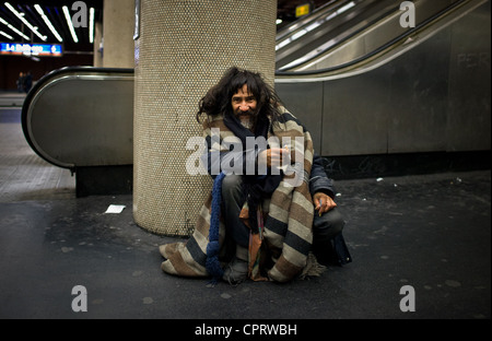 Die Obdachlosen in der Metro und RER (Geschwindigkeit Vorort Zug.  Blau, weiß, rot, Heimatlose Wanderer in der RER Stockfoto