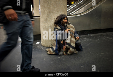 Die Obdachlosen in der Metro und RER (Geschwindigkeit Vorort Zug.  Blau, weiß, rot, Heimatlose Wanderer in der RER Stockfoto