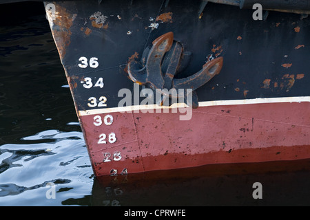 Bogen des Frachters mit Anker und Skala Numerierung Entwurf Stockfoto