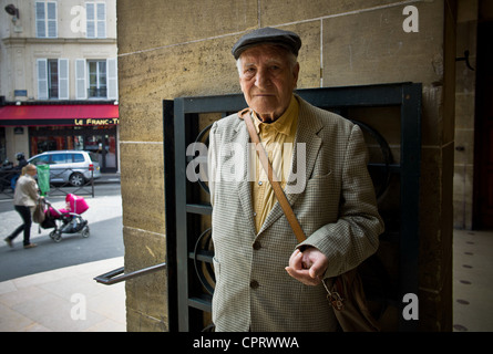 städtische Armut, Spanisch JosÚ Greis von 85, manchmal Place Clichy Metro schläft oder auf der Straße. Stockfoto