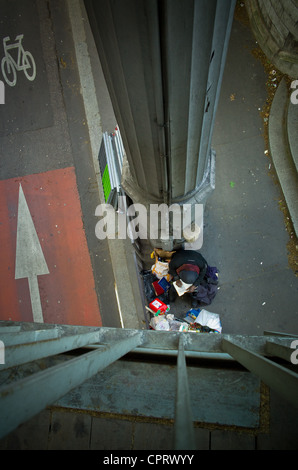 Die Leser der Brücke Bir Hakeim, dieser Obdachlosen, die ich den Leser den Spitznamen wurzelt im Jahre der Seine. Er verbringt Hallo Stockfoto