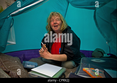 Städtische Armut, Yvana der dänischen Ufer der Seine, seit 5 Jahren ihr Zelt am Quai d ' Ivry auszog Stockfoto