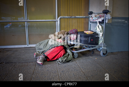 Hölle in Frankreich. Die Obdachlosen in den Denkmälern, A Obdachlose alkoholische Gare d ' Austerlitz Stockfoto