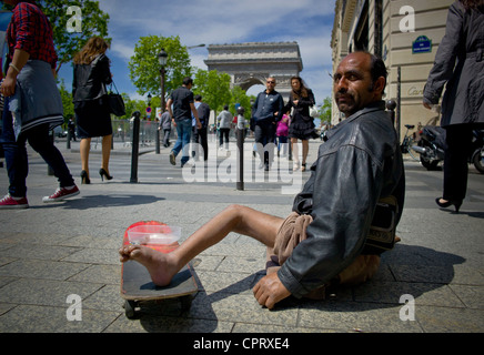 Hölle in Frankreich. Die Obdachlosen in den Denkmälern, Behinderten Bettler auf den Champs-Elysees Stockfoto