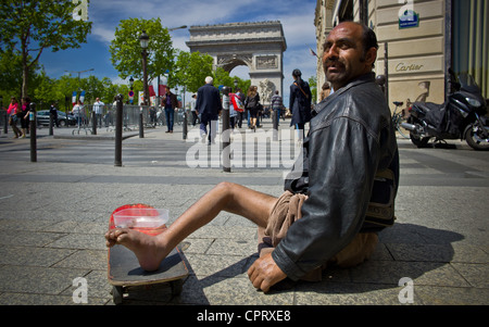 Hölle in Frankreich. Die Obdachlosen in den Denkmälern, Behinderten Bettler auf den Champs-Elysees Stockfoto