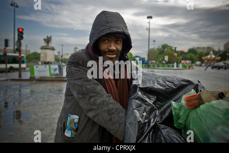 Der Leser und die Tinte, Alain Obdachlose verbringt seine Tage und Nächte um Bücher Zeitschriften und Newspaperswith Tinte zu decken. Für y Stockfoto