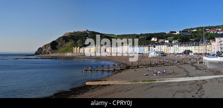 Panorama des Nordstrandes in Aberystwyth, Wales, UK, an einem sonnigen Abend im Mai. Studenten und Touristen die späte Sonne genießen. Stockfoto