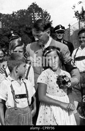Hitler, Adolf, 20.4.1889 - 30.4.1945, deutscher Politiker (NSDAP), von Kindern umgeben, rechts: Johann Rattenhuber und Baldur von Schirach, wahrscheinlich Obersalzberg, 1935, Stockfoto
