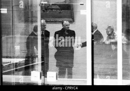 Mikhail Gorbatschow, * 2.3.1931, ein halb so langer Sowiespolitiker (KPdSU) mit dem ausländischen Münster Eduard Schewardnadse, im Büro der Vereinten Nationen in Genf, Schweiz, auf die Ankunft von US-Präsident Ronald Reagan, 19.11.1985, wartet Stockfoto