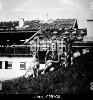 Raubal, Angela (Geli), 4.6.1908 - 19.9.1931, Nichte und vermeintliche Mätresse von Adolf Hitler, mit Hunden von Hitler vor dem Haus Wachenfeld (später: Berghof), Berchtesgaden, Berg Obersalz, Stockfoto