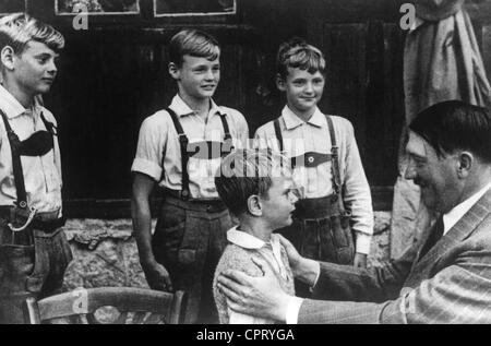 Hitler, Adolf, 20.4.1889 - 30.4.1945, deutscher Politiker (NSDAP), Privatsphäre-Politik, im Gespräch mit Kindern, ca. 1935, Stockfoto