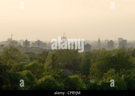 Skyline von London, von Südlondon nach Norden in Richtung und in der Ferne Big Ben, die Houses of Parliament, Westminster Abbey Green London in der Abenddämmerung. 2012 2010er Jahre Großbritannien. HOMER SYKES Stockfoto