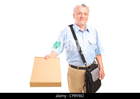 Eine Reife Postbote liefert Paket auf weißen Hintergrund isoliert Stockfoto
