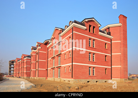 Eine Baustelle mit einem neu errichteten Appartementhaus Stockfoto