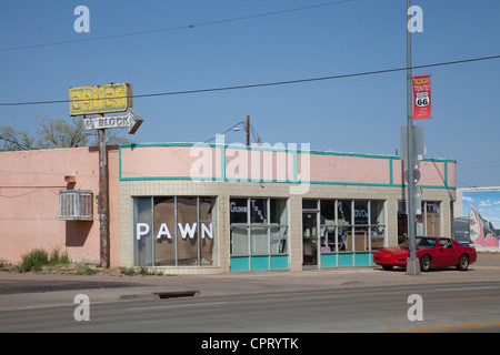 Speichern Sie Fronten des ehemaligen Bauern und Pistole Geschäfte auf der alten Route 66 in Tucumcari, New Mexico. Stockfoto