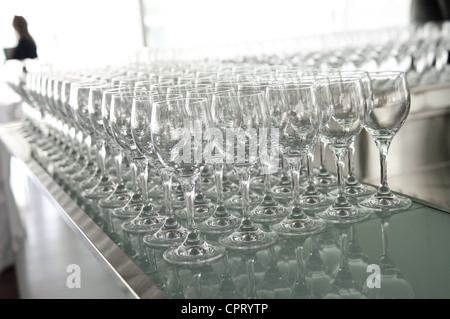 viele Gläser an der Bar Tisch Stockfoto