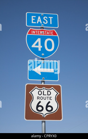 Beitrag zeigt Interstate 40 und alten Route 66 Verkehrszeichen in der Nähe von Glenrio an der Grenze von Texas, New Mexico. Stockfoto