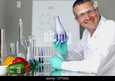 Chemie-Wissenschaftler, die Durchführung von Experimenten im Labor Stockfoto