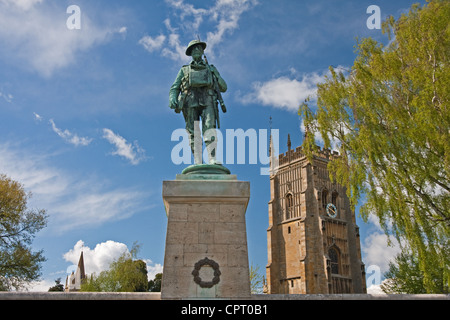 War Memorial, Abbey Park, Evesham, mit Abtei Turm und der Turm der St. Lawrence Kirche im Hintergrund Stockfoto