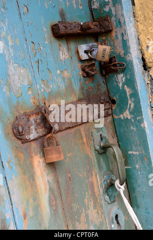 Alte rostige Vorhängeschlösser an einer alten distressed Tür Stockfoto