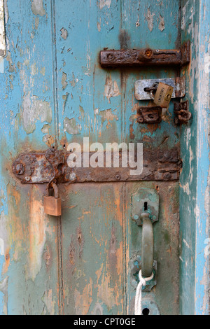 Alte rostige Vorhängeschlösser an einer alten distressed Tür Stockfoto