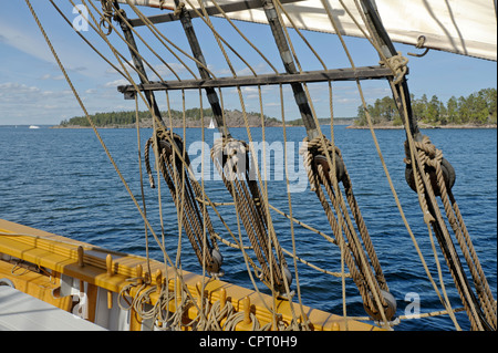 Blick vom Brig Segeln in den Stockholmer Schären Stockfoto