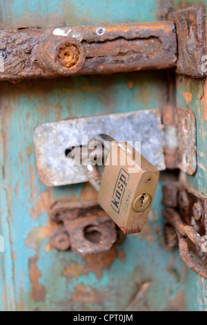 Alte rostige Vorhängeschlösser an einer alten distressed Tür Stockfoto