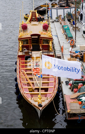 Queen es Royal Barge "Gloriana" an Liegeplätzen in Richmond Upon Thames und die Motability Nächstenliebe Flagge. VEREINIGTES KÖNIGREICH. Stockfoto