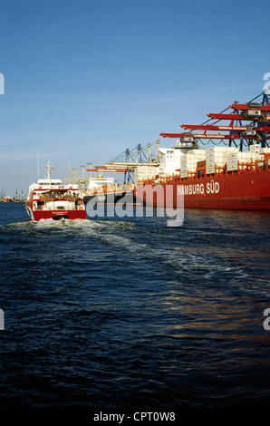 Rückkehr von Helgoland, Shuttle, den Halunder Jet am Burchardkai in Hamburg Hamburg-Süd Container-Schiff Santa Cruz fährt. Stockfoto