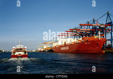 Rückkehr von Helgoland, Shuttle, den Halunder Jet am Burchardkai in Hamburg Hamburg-Süd Container-Schiff Santa Cruz fährt. Stockfoto