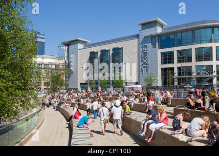Massen von Käufern außerhalb der nächsten Store auf das Arndale Centre im Stadtzentrum von Manchester England UK GB Europa Stockfoto