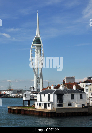 Der Spinnaker Tower und altes Zollhaus am Eingang zum Hafen von Portsmouth, Hampshire, England. Stockfoto