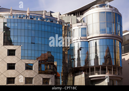 Haas House von Hans Hollein mit Reflexionen des Heiligen Stephan, Vienna Stockfoto