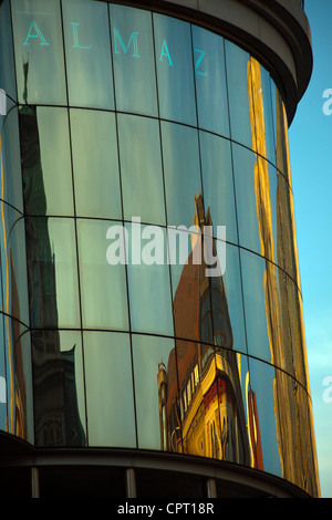 Reflexion der St.-Stephans Kathedrale im Fenster von der Haas-House in Wien Stockfoto