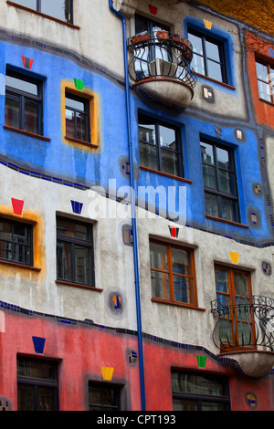 Fenster, Balkon und Dekoration das Hundertwasserhaus in Wien Stockfoto