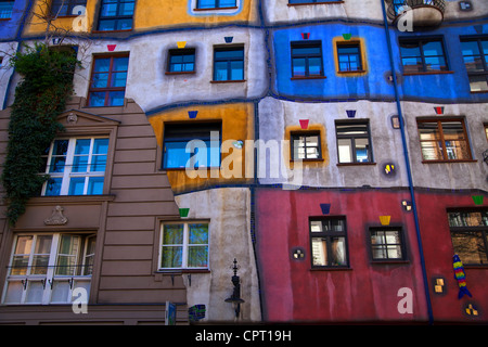 Fenster, Balkon und Dekoration das Hundertwasserhaus in Wien Stockfoto