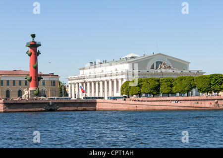 Russland, Sankt-Petersburg, Pfeil Vasilevsky Insel, Rostral Spalten der alten Börse-Gebäude Stockfoto