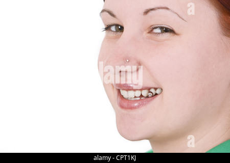 Porträt von einem lächelnden gepiercte rothaarige Mädchen. Stockfoto