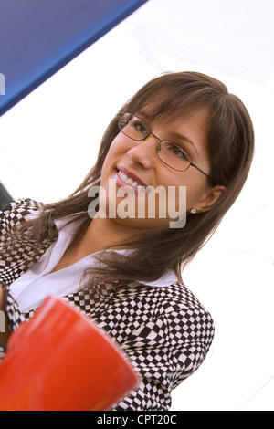 Junge Geschäftsfrau arbeiten auf einem Laptop an einem Kaffee-Tisch. Stockfoto