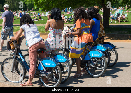 Radfahrer mit dem London-Fahrräder zu mieten. Gesehen im Hyde Park, London, UK. Stockfoto