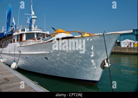 Front- und eines kleinen Bootes mit dem Wasser auf die weiße Farbe reflektiert. Stockfoto