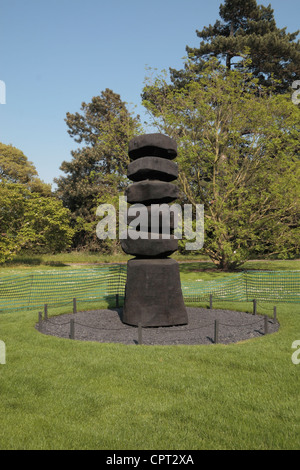 Der "Cairn-Spalte" Skulptur von David Nash, Teil von David Nash in Kew Gardens, Royal Botanic Gardens, Kew, Surrey. Mai 2012 Stockfoto