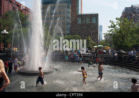 New Yorker und Besucher genießen den Brunnen im Washington Square Park an einem heißen Memorial Day-Feiertag Stockfoto