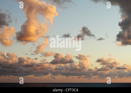 Schönen Sonnenuntergang Himmel mit Wolken Stockfoto