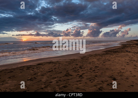 Sonnenuntergang im bewölkten Himmel über Ostia Strand, Latium, Rom, Italien Stockfoto