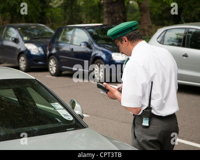 Ein Traffic Warden in Hampstead, London Stockfoto