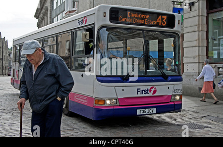 Ein älterer Herr kreuzt die Straße vor einem Passagierbus, Truro, Cornwall, UK Stockfoto