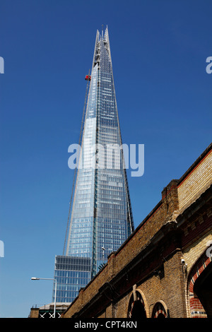 Spitze des Wolkenkratzers Shard aka der London Bridge Tower und Glasfenster von Bürogebäuden, London, England Stockfoto