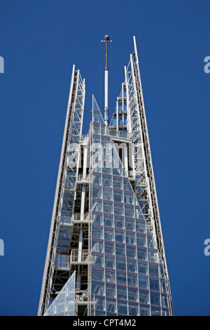 Spitze des Wolkenkratzers Shard aka der London Bridge Tower und Glasfenster von Bürogebäuden, London, England Stockfoto